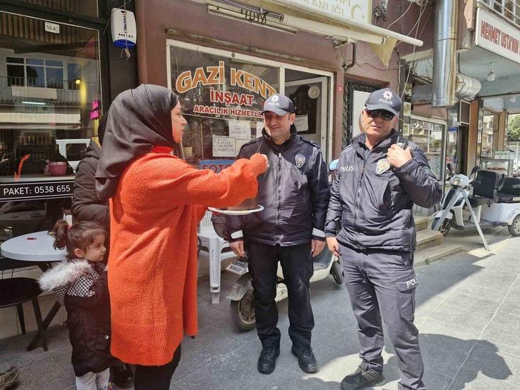 Kavga ihbarında bulundular! Gelen polislere pasta sürprizi yaptılar... G2