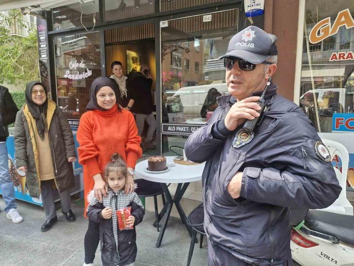 Kavga ihbarında bulundular! Gelen polislere pasta sürprizi yaptılar... G3