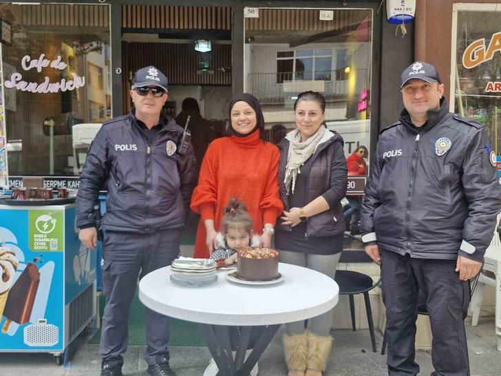 Kavga ihbarında bulundular! Gelen polislere pasta sürprizi yaptılar... G5