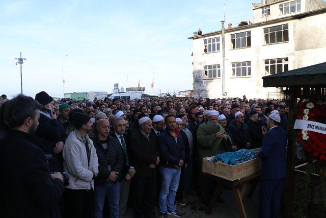 Rize’de yarım saat arayla hayatlarını kaybeden yaşlı çift son yolculuğa birlikte uğurlandı