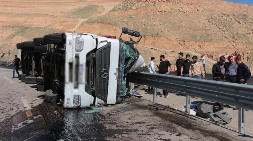 Cizre’de freni boşalan tır devrildi: 1 yaralı