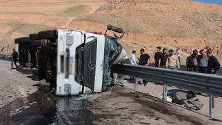 Cizre’de freni boşalan tır devrildi: 1 yaralı