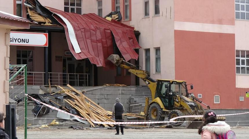 Erzurum'da kuvvetli rüzgar ve fırtına yıktı geçti