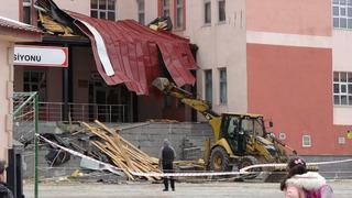 Erzurum'da kuvvetli rüzgar ve fırtına yıktı geçti