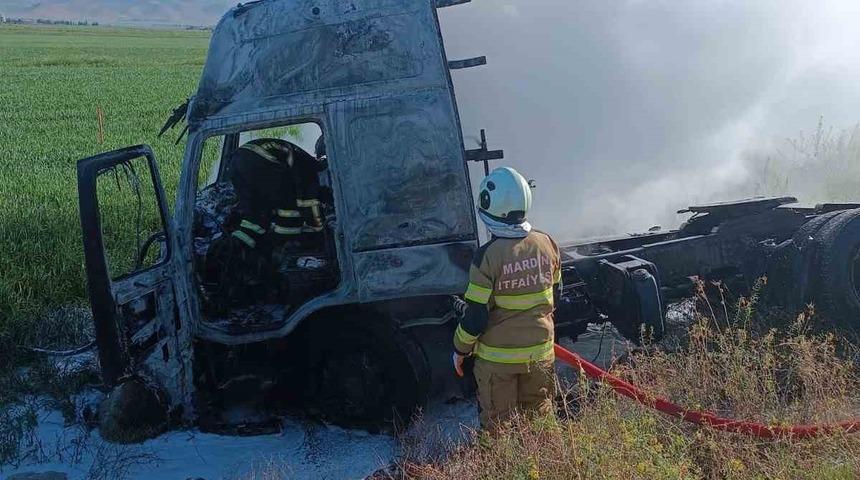 Seyir halindeki tır alev alev yandı