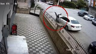 Hakimiyeti kaybedip arabaya daldı! Havada takla atıp kaçmaya başladı aklına scooterı gelince koşarak geri döndü