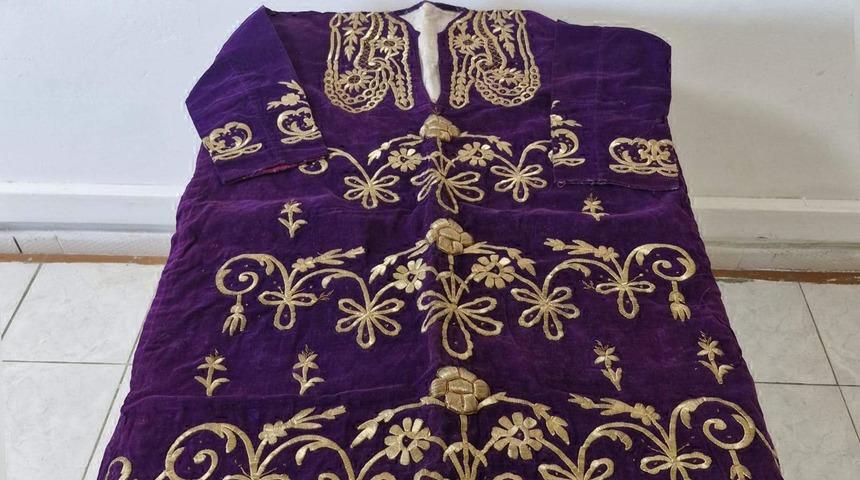 Tekirdağ'da bir araçta yapılan aramada ortaya çıktı! Tarihi eser niteliği taşıyan kıyafet ele geçirildi