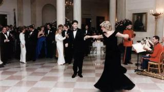 Prenses Diana'nın moda tarihine damga vuran ‘Travolta elbise’