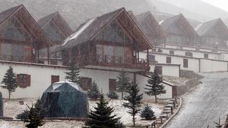 Erzurum'da hava buz kesti! Yüksek kesimlere etki eden kar yağışı şehri beyaza bürüdü