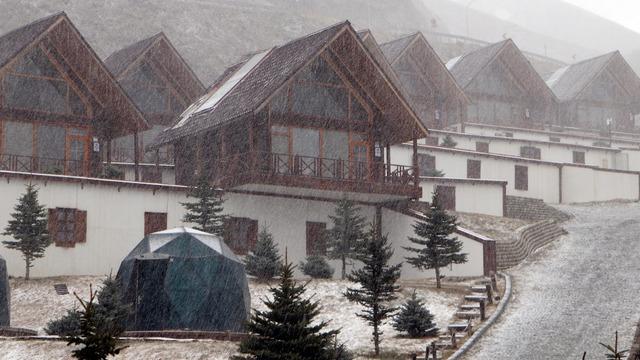 Erzurum'da hava buz kesti! Yüksek kesimlere etki eden kar yağışı şehri beyaza bürüdü