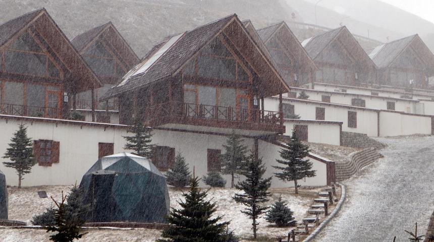 Erzurum'da hava buz kesti! Yüksek kesimlere etki eden kar yağışı şehri beyaza bürüdü