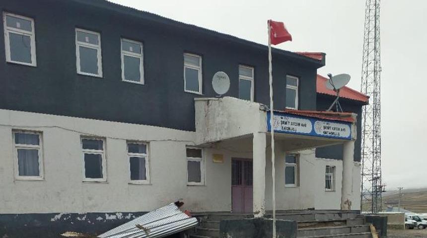 Özalp'te fırtına hasara neden oldu