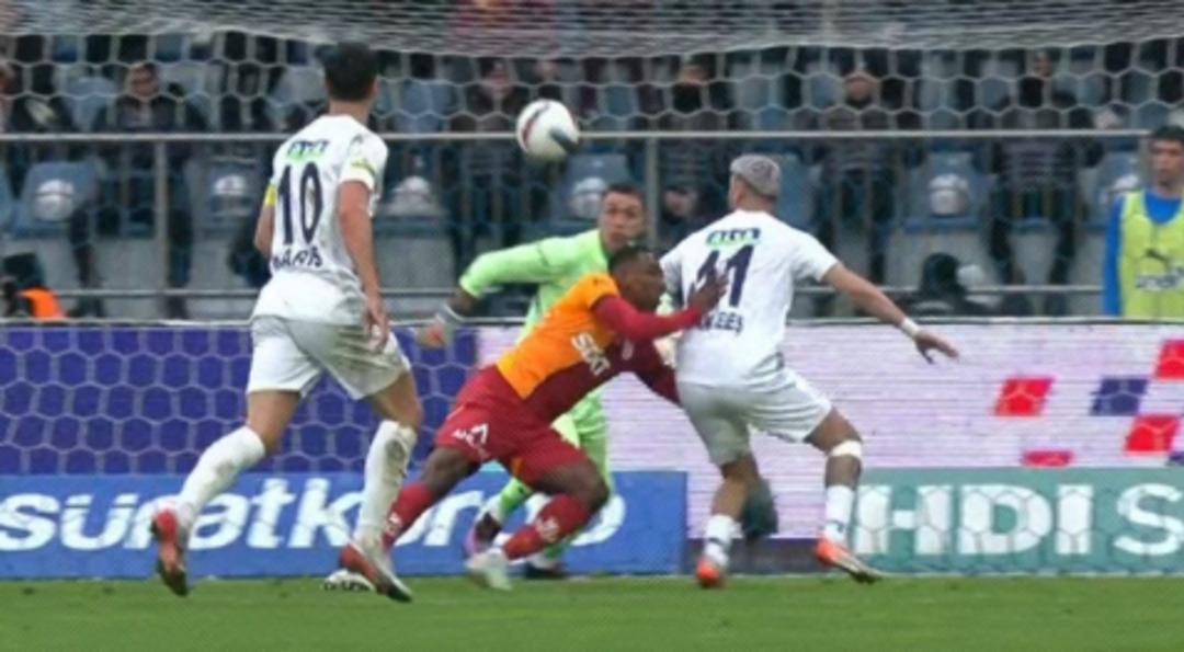 CUESTA DAN 5 DAKİKADA PENALTI! HEDİYE ETTİ 1