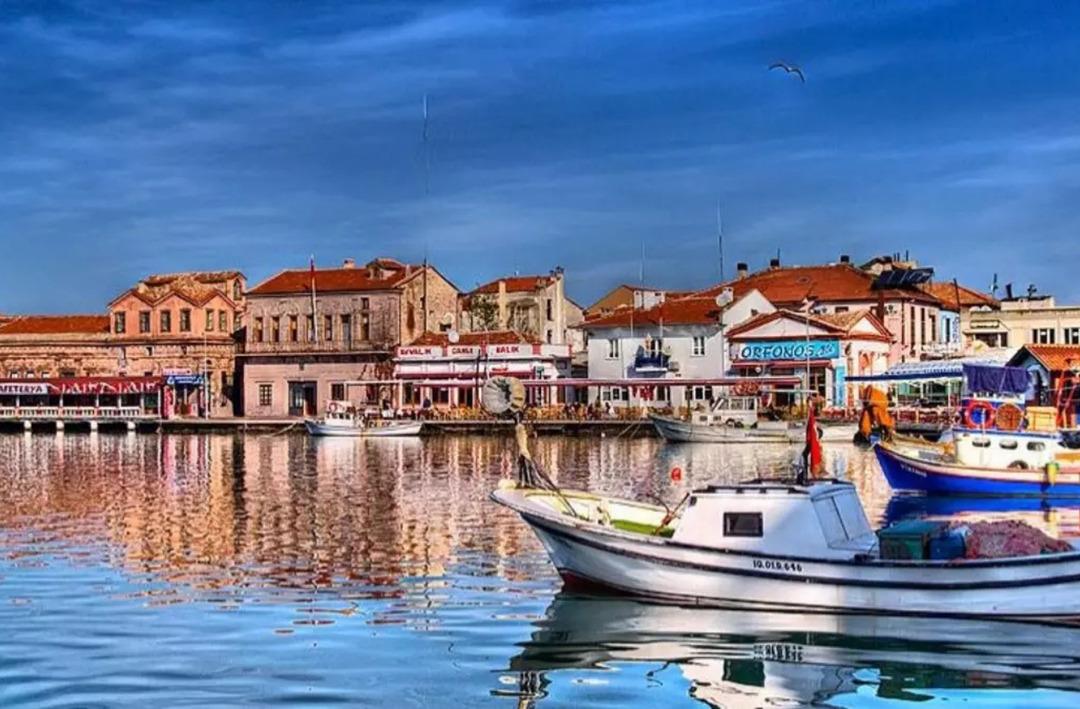 Renkli sokaklarda sessiz bir kış masalı: Ayvalık 1