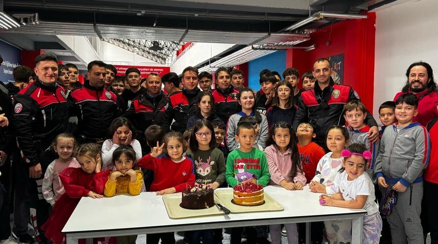 Okulda kavga ihbara giden polislere &ouml;ğrencilerden pastalı s&uuml;rpriz