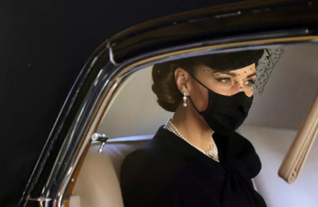  Oğlak burcu Kate Middleton a siyah renk neden bu kadar yakışıyor? 1