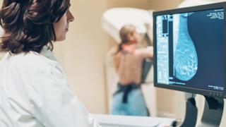 Sadece kadın hastalığı değil erkeklerde de görülüyor! Meme kanserinin önemli belirtileri