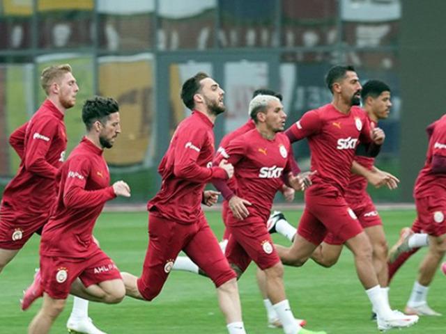 Galatasaray'ın kamp kafilesi belli oldu! Maça kısa süre kala büyük şok... Antrenmanda sakatlandı kadrodan çıkarıldı