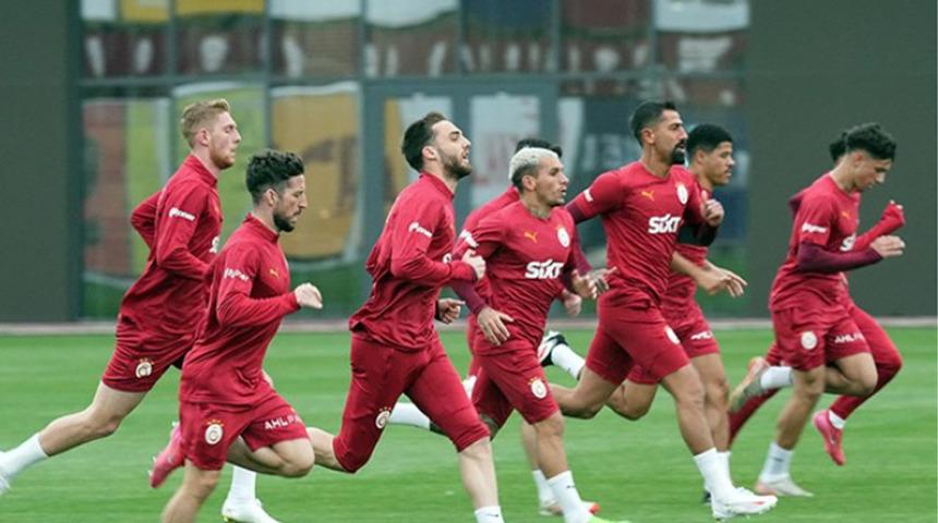 Galatasaray'ın kamp kafilesi belli oldu! Maça kısa süre kala büyük şok... Antrenmanda sakatlandı kadrodan çıkarıldı