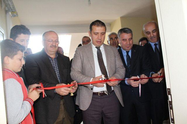 &Uuml;nye Erenyurt İlkokuluna k&uuml;t&uuml;phane 4