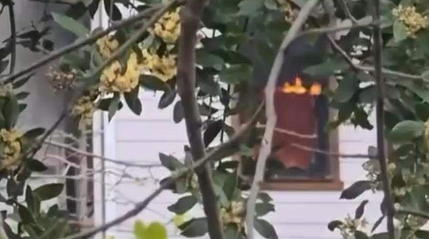 Yer: İstanbul! Rüzgarın devirdiği mum yangına sebep oldu