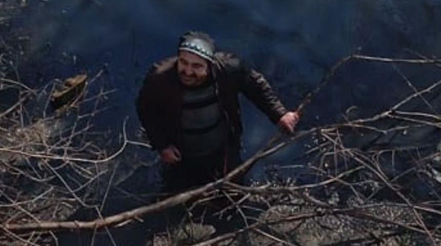 Bataklıkta saplanıp kalmıştı! Ekiplerin yoğun çabasıyla kurtarıldı... Oraya nasıl geldiği araştırılıyor