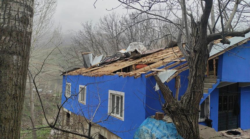 Fırtına etrafı sildi süpürdü! Çatak'ta çok sayıda ev ağır hasar gördü