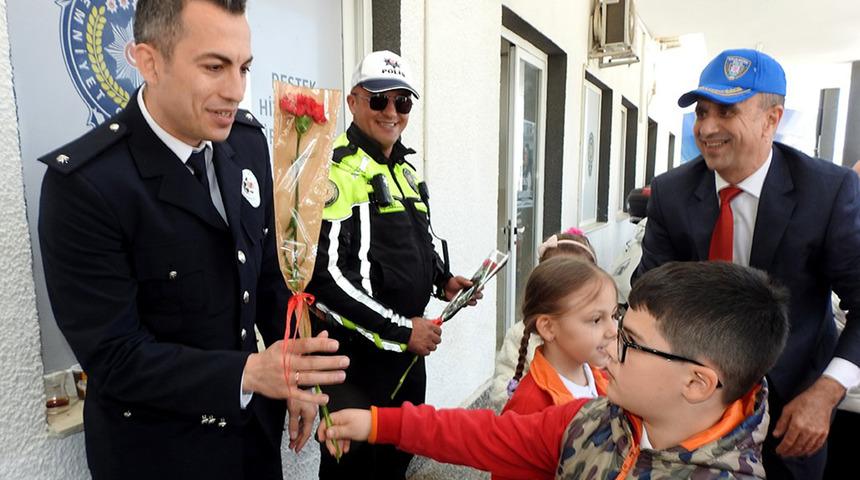 Çeşme'de minik kalplerden polislere anlamlı ziyaret! Polis haftasını kutladılar