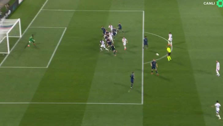 Onana yine bildiğiniz gibi... Golü atan bile şaşırdı! Manchester United kalecisinin yediği o gol sonrası taraftarlar Altay Bayındır isyanında bulundu G2