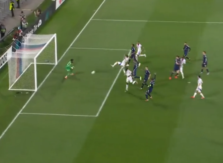 Onana yine bildiğiniz gibi... Golü atan bile şaşırdı! Manchester United kalecisinin yediği o gol sonrası taraftarlar Altay Bayındır isyanında bulundu G3