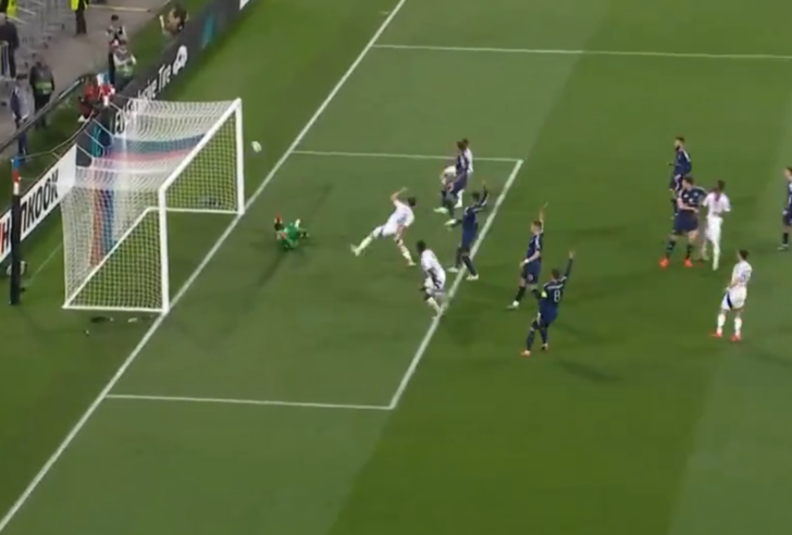 Onana yine bildiğiniz gibi... Golü atan bile şaşırdı! Manchester United kalecisinin yediği o gol sonrası taraftarlar Altay Bayındır isyanında bulundu G4