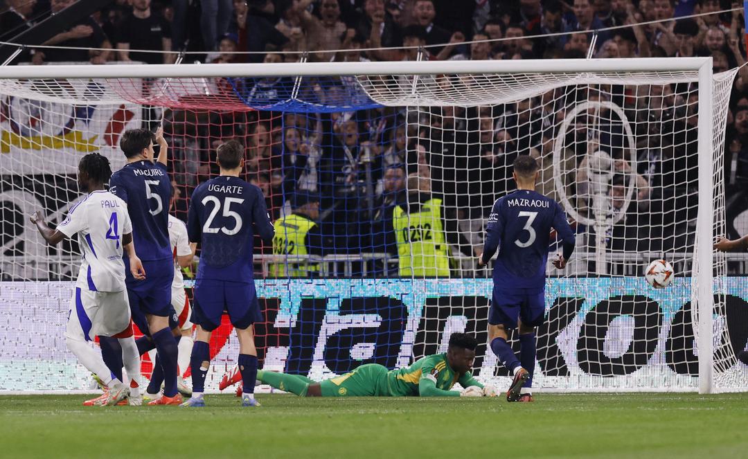 Onana yine bildiğiniz gibi... Gol&uuml; atan bile şaşırdı! Manchester United kalecisinin yediği o gol sonrası taraftarlar Altay Bayındır isyanında bulundu