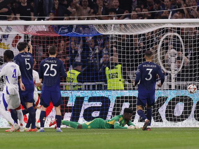 Onana yine bildiğiniz gibi... Golü atan bile şaşırdı! Manchester United kalecisinin yediği o gol sonrası taraftarlar Altay Bayındır isyanında bulundu