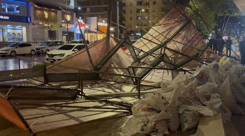 Tekirdağ'da şiddetli fırtına yıkımı beraberinde getirdi! Tadilat için kurulan iskele bile dayanamadı, 3 araç zarar gördü