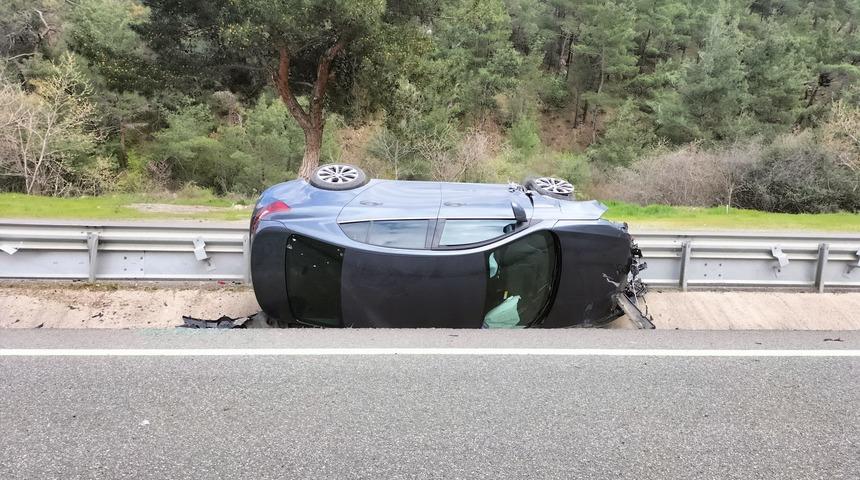 Balıkesir'de devrilen otomobildeki 2 kişi yaralandı