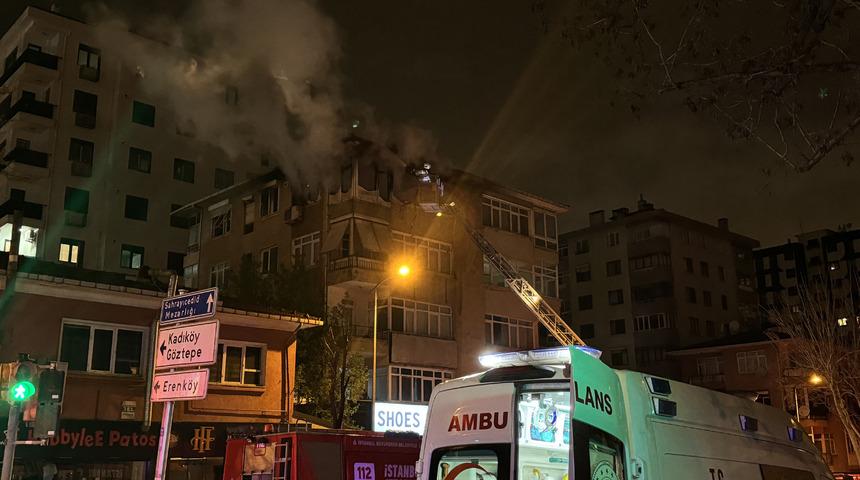 Kadıköy'de apartman dairesinde çıkan yangında 2 kişi dumandan etkilendi