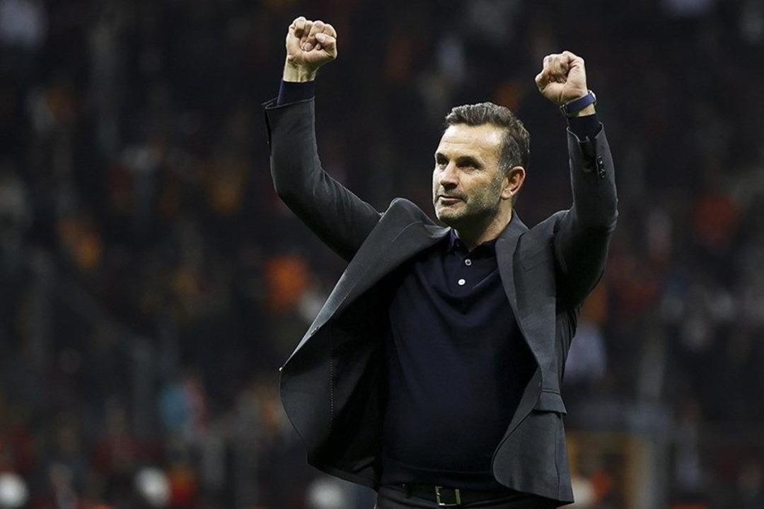 Son dakika Galatasaray haberleri: Galatasaray Samsun a iner inmez olay! Okan Buruk un fotoğraf çekildiği pankartta yazan yazı Fenerbahçelileri kızdırdı! Mourinho ya gönderme 1