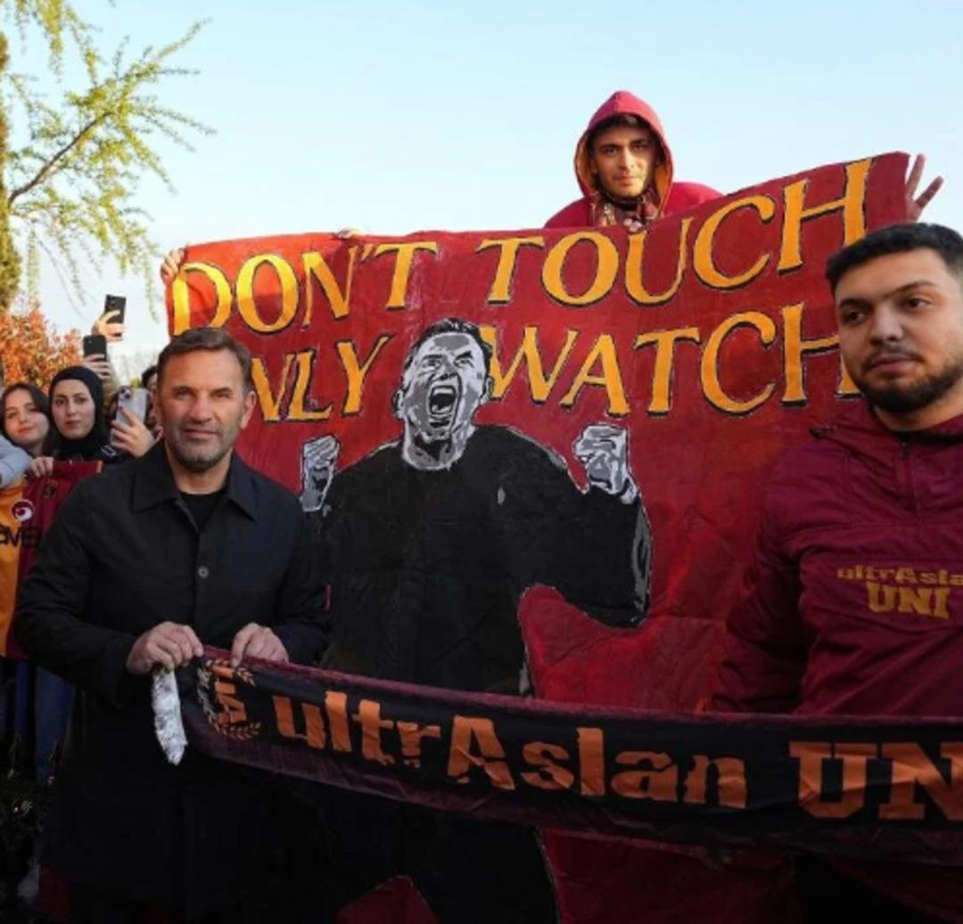 Son dakika Galatasaray haberleri: Galatasaray Samsun a iner inmez olay! Okan Buruk un fotoğraf çekildiği pankartta yazan yazı Fenerbahçelileri kızdırdı! Mourinho ya gönderme 2