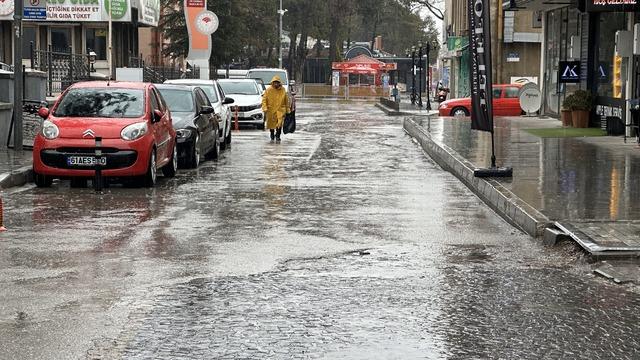 Erzincan’da sağanak sonrası yollar göle döndü