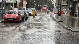 Erzincan’da sağanak sonrası yollar göle döndü