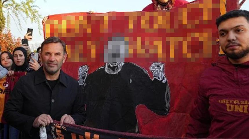 Son dakika Galatasaray haberleri: Galatasaray Samsun'a iner inmez olay! Okan Buruk'un fotoğraf çekildiği pankartta yazan yazı Fenerbahçelileri kızdırdı! Mourinho'ya gönderme