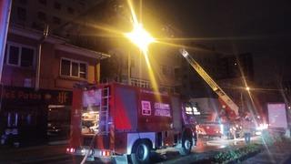 Kadıköy'de 4 katlı binada yangın: 2 kişi dumandan etkilendi