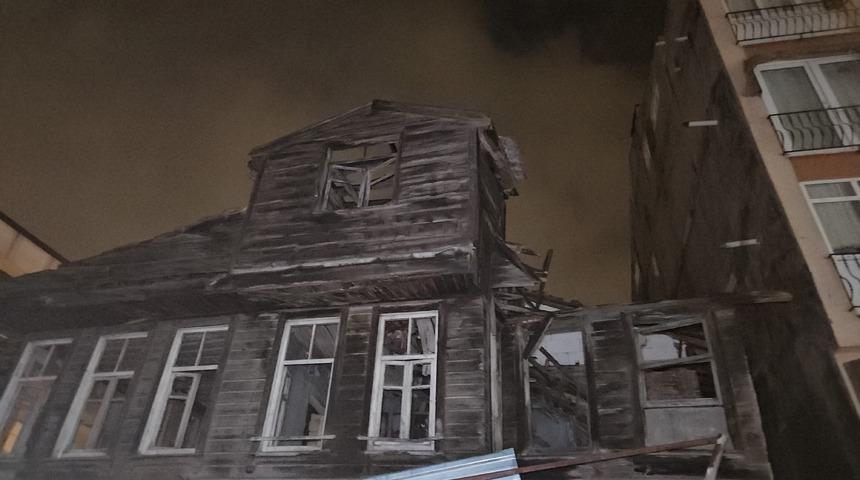 İstanbul’u lodos vurdu: Beyoğlu’nda bina çöktü, Kağıthane’de çatı uçtu