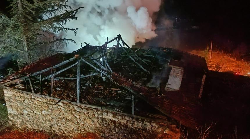 Ankara’da çıkan yangında ev küle döndü