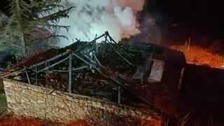 Ankara’da çıkan yangında ev küle döndü