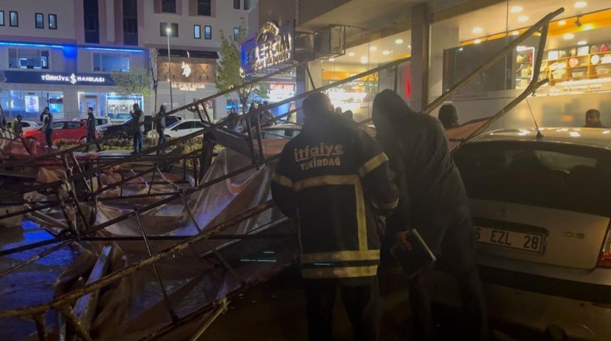 Şiddetli rüzgar bina tadilatı için kurulan iskeleyi devirdi, 3 araç zarar gördü