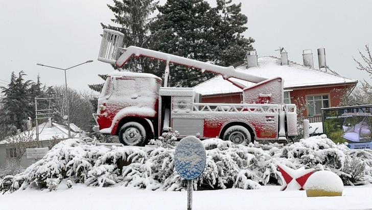 Ankara baharda kışı yaşıyor! Gören dönüp dönüp tarihe bakıyor: Başkent, Nisan ayında karla kaplandı...  G2