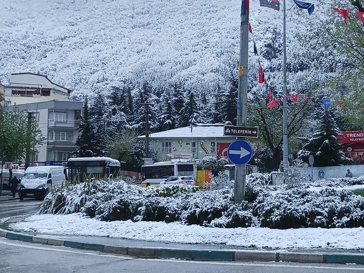 Ankara baharda kışı yaşıyor! Gören dönüp dönüp tarihe bakıyor: Başkent, Nisan ayında karla kaplandı...  G3