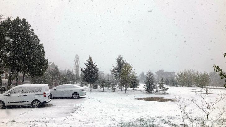 Ankara baharda kışı yaşıyor! Gören dönüp dönüp tarihe bakıyor: Başkent, Nisan ayında karla kaplandı...  G2