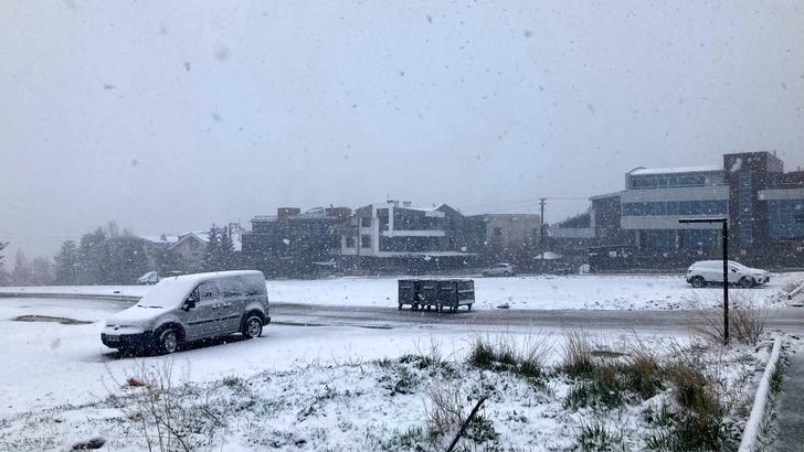 Ankara baharda kışı yaşıyor! Gören dönüp dönüp tarihe bakıyor: Başkent, Nisan ayında karla kaplandı...  G1